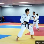 유도 캠프 가성비 비교 - A dynamic judo training scene in a modern dojo with a diverse group of practitioners wearing gi unif...